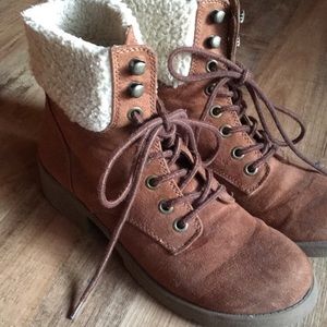 Universal Thread Women’s Lace Up Boots